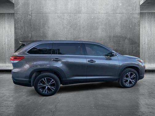 2019 Toyota Highlander LE I4