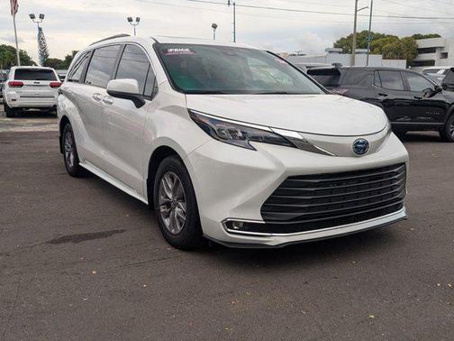2024 Toyota Sienna XLE 8 Passenger