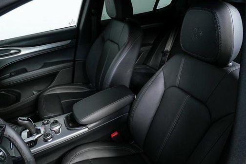 2025 Alfa Romeo Stelvio Base