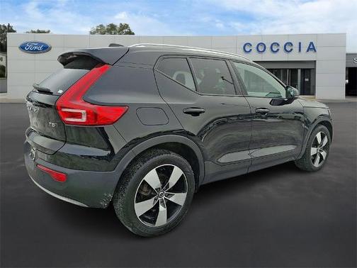 2020 Volvo XC40 T5 MOMENTUM