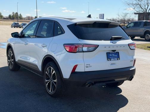 Star White Metallic Tri-Coat 2022 Ford Escape SE