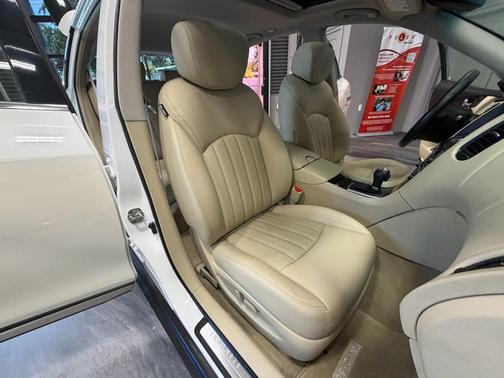 Majestic White 2017 INFINITI QX50 Base