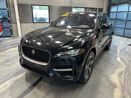 Ultimate Black Metallic 2017 Jaguar F-PACE 35t R-Sport