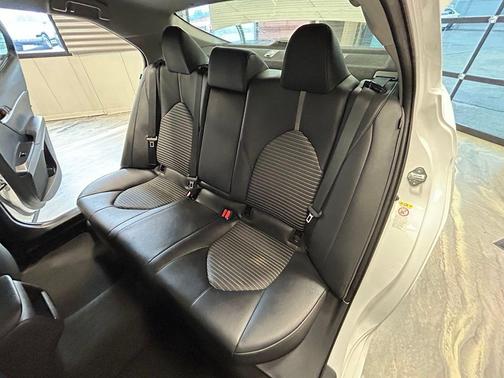 Super White 2018 Toyota Camry SE