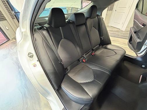 Super White 2018 Toyota Camry SE