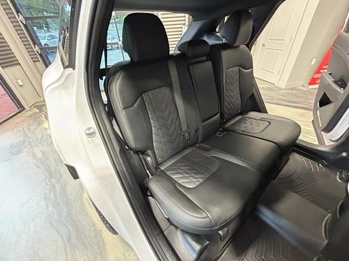 Glacial White Pearl 2023 Kia Sportage S