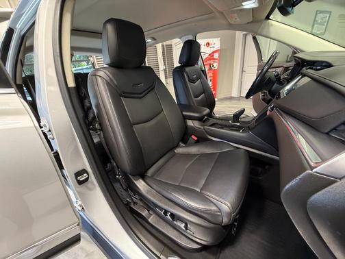 Radiant Silver Metallic 2019 Cadillac XT5 Luxury