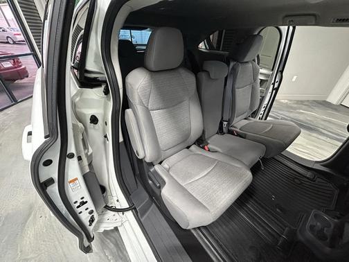 2022 Toyota Sienna LE