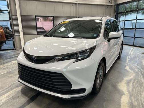 2022 Toyota Sienna LE