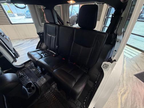 Bright White Clearcoat 2014 Jeep Wrangler Unlimited Altitude