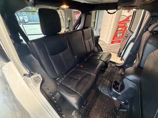 Bright White Clearcoat 2014 Jeep Wrangler Unlimited Altitude