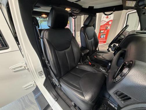 Bright White Clearcoat 2014 Jeep Wrangler Unlimited Altitude