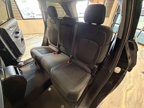 Diamond Black Crystal Pearlcoat 2023 Jeep Grand Cherokee Laredo