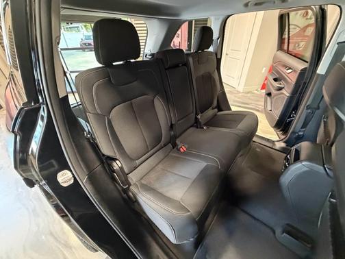 Diamond Black Crystal Pearlcoat 2023 Jeep Grand Cherokee Laredo