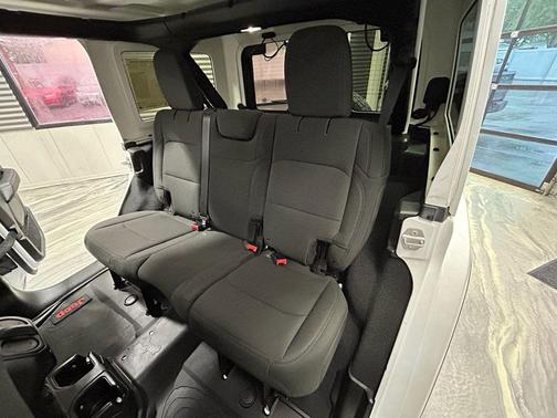 Bright White Clearcoat 2018 Jeep Wrangler Unlimited Sahara