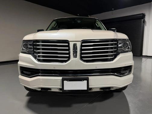 White 2017 Lincoln Navigator Select