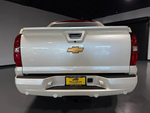 White Diamond Tricoat 2013 Chevrolet Avalanche LTZ