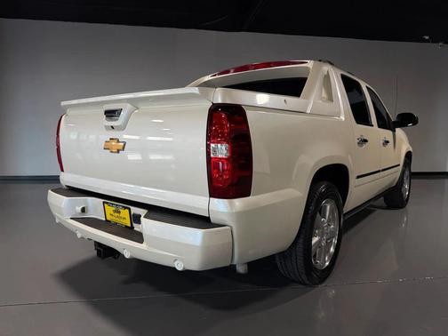White Diamond Tricoat 2013 Chevrolet Avalanche LTZ