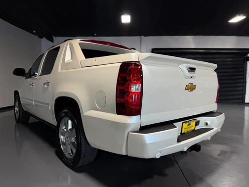White Diamond Tricoat 2013 Chevrolet Avalanche LTZ