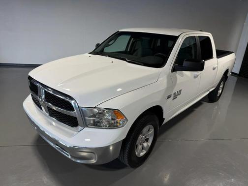 Bright White Clearcoat 2019 RAM 1500 SLT