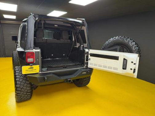 Bright White Clearcoat 2017 Jeep Wrangler Unlimited Sport