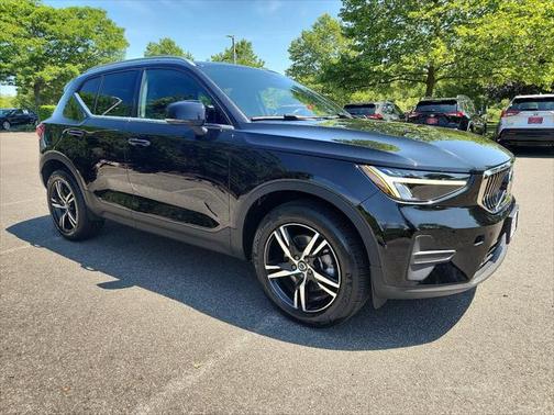 2025 Volvo XC40 B5 Core Bright Theme