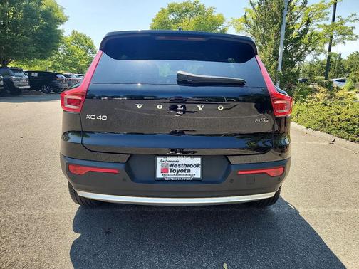 2025 Volvo XC40 B5 Core Bright Theme