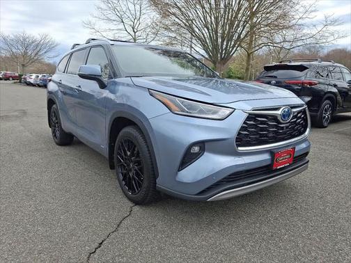 2022 Toyota Highlander Hybrid Platinum