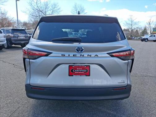 2022 Toyota Sienna LE