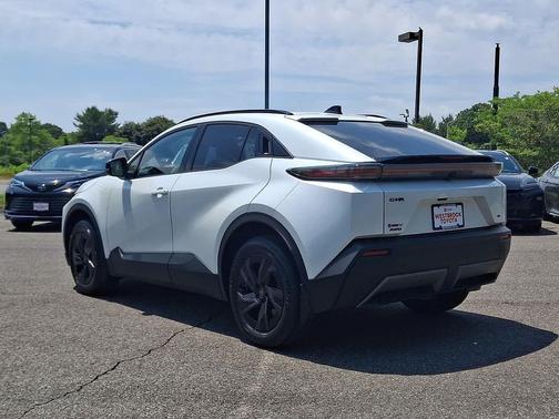 Wind Chill Pearl 2026 Toyota C-HR SE