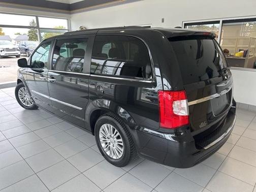 2016 Chrysler Town & Country Touring-L