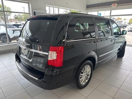 2016 Chrysler Town & Country Touring-L