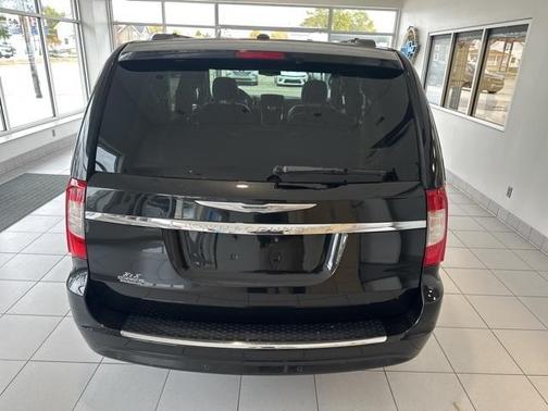 2016 Chrysler Town & Country Touring-L