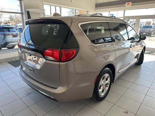 2017 Chrysler Pacifica Touring-L Plus