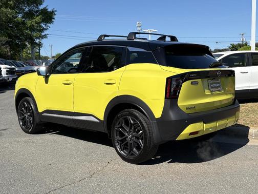 2t Ylw Blk Roof 2025 Nissan Kicks SR