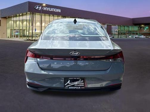 2022 Hyundai ELANTRA SE