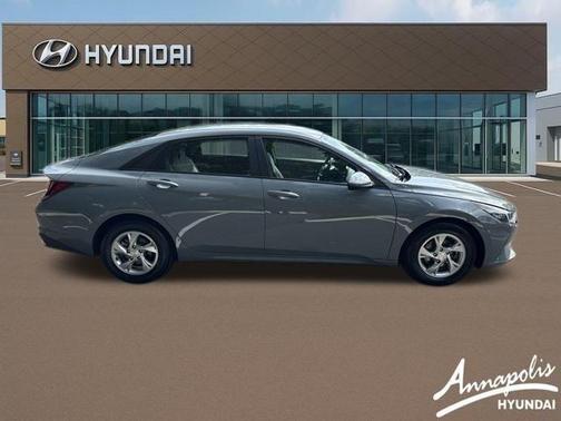 2022 Hyundai ELANTRA SE