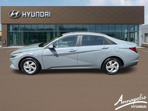 2022 Hyundai ELANTRA SE