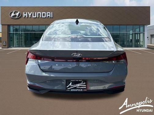 2022 Hyundai ELANTRA SE