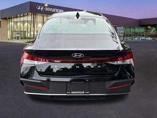 2024 Hyundai ELANTRA SE
