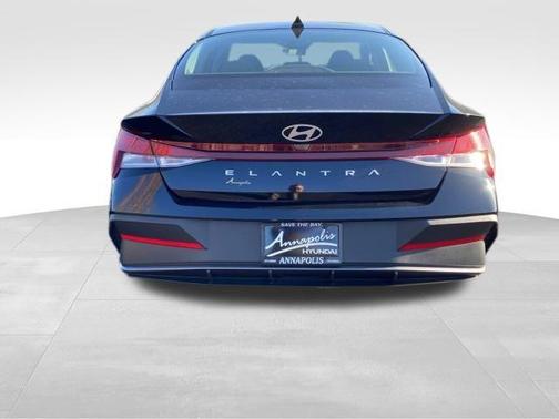 2024 Hyundai ELANTRA SE