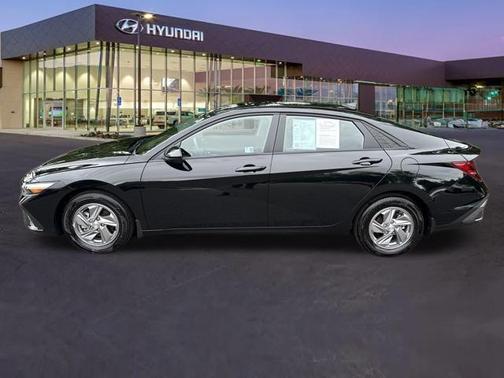 2024 Hyundai ELANTRA SE