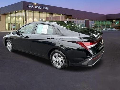 2024 Hyundai ELANTRA SE