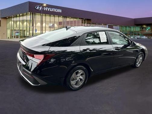 2024 Hyundai ELANTRA SE