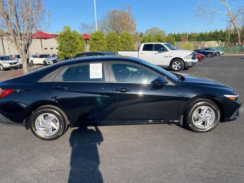 2024 Hyundai ELANTRA SE
