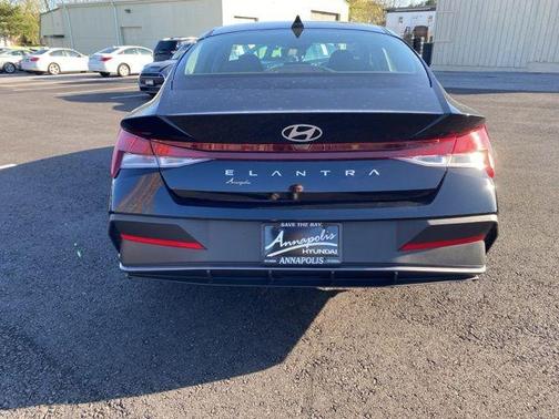 2024 Hyundai ELANTRA SE