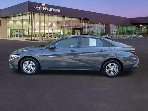 2024 Hyundai ELANTRA SE