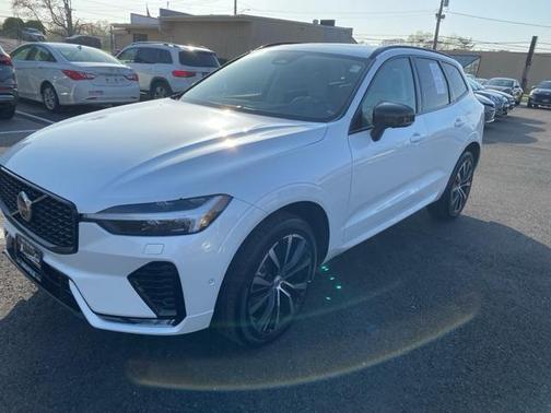 2024 Volvo XC60 B5 Plus Dark Theme