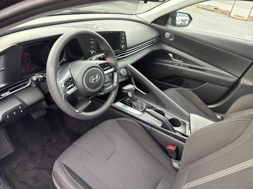 Phantom Black 2022 Hyundai ELANTRA SE