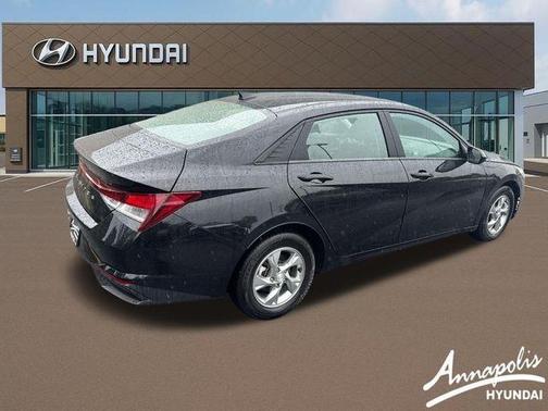 Phantom Black 2022 Hyundai ELANTRA SE